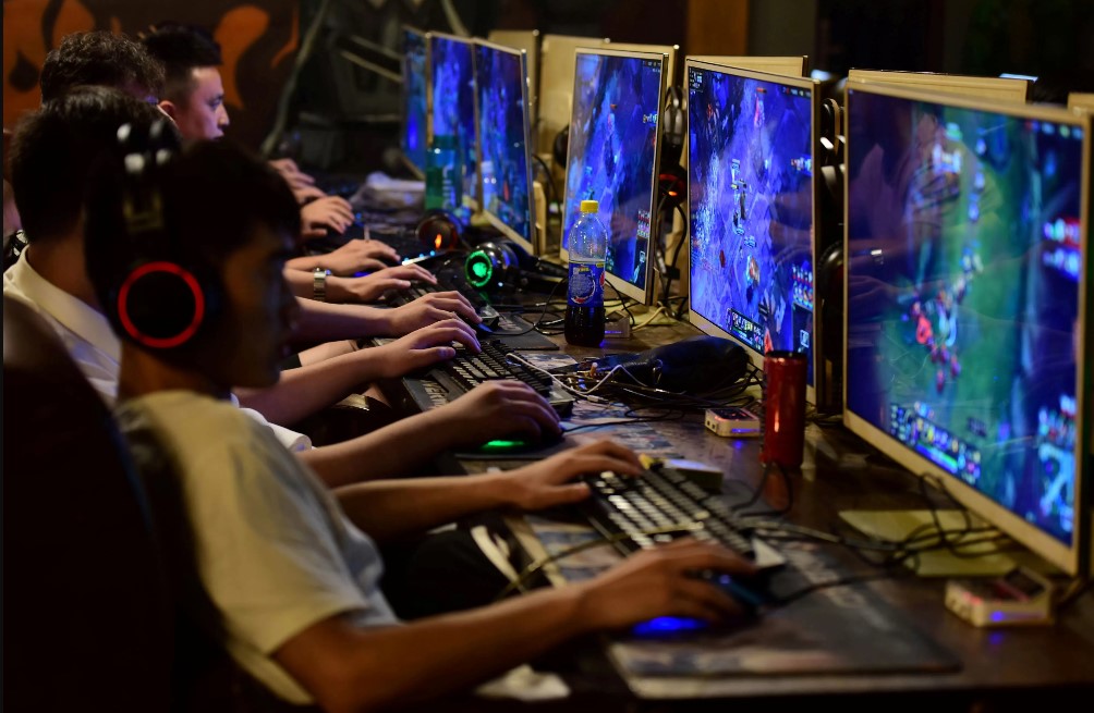 Online Gaming: A Cultural and Technological Phenomenon